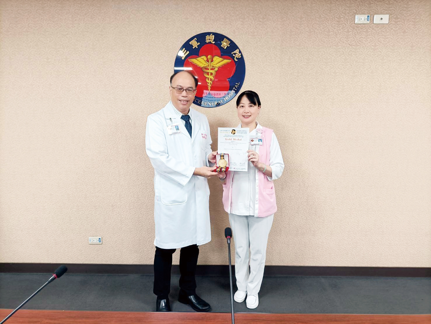 圖一護理部陳美容主任向院長陳元皓將軍獻獎美國AII達文西國際發明展暨競賽榮獲金獎複製